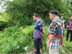 Bupati Tangerang Moch. Maesyal Rasyid meninjau lokasi tanah longsor di sempadan Sungai Cidurian yang berada di Kampung Salapajang, Desa Carenang, Kecamatan Cisoka, Kamis, (8/1/26).