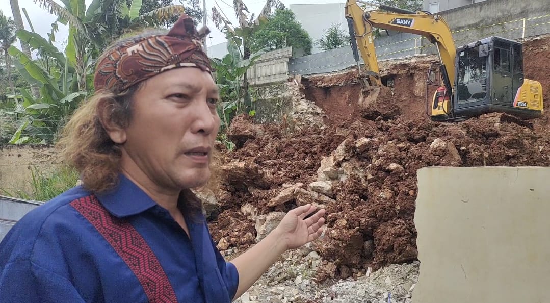 Dua unit rumah dan satu areal sumur warga Cluster Harmonia RW 17 RT 03 Pondok Benda, Pamulang, Kota Tangsel tertimpa turap setinggi 10 meter milik Cluster Naraya, Selasa(27/1/2026)